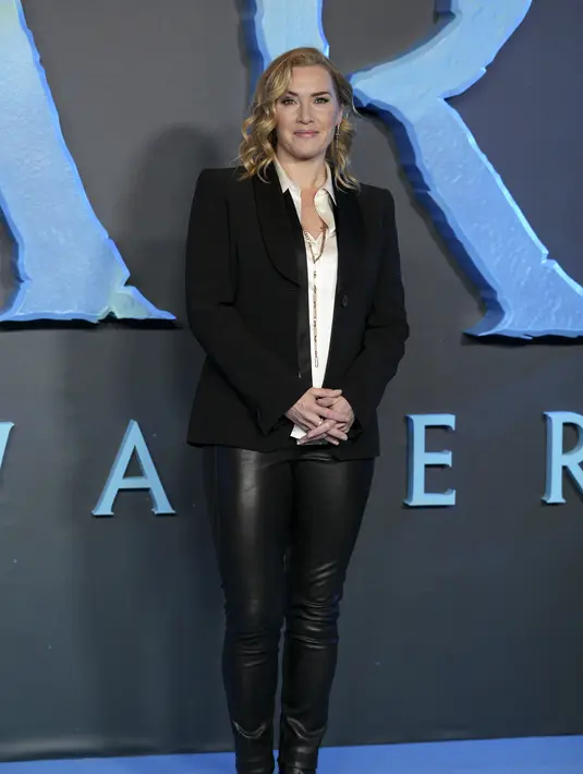 Kate Winslet berpose saat pemotretan untuk film 'Avatar: The Way of Water' di London, Minggu, 4 Desember 2022. Bintang Titanic itu tertegun dalam balutan blazer hitam penuh gaya di bagian atas. (Photo by Scott Garfitt/Invision/AP)