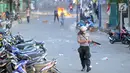 Petugas kepolisian mengecek senjata gas air mata saat bentrok dengan massa aksi di kawasan Slipi, Jakarta, Rabu (22/5/2019). Jalan tol  dalam kota sempat ditutup sekitar setengah jam, dan massa dihalau petugas ke arah kemanggisan. (merdeka.com/Arie Basuki)