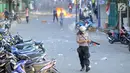 Petugas kepolisian mengecek senjata gas air mata saat bentrok dengan massa aksi di kawasan Slipi, Jakarta, Rabu (22/5/2019). Jalan tol dalam kota sempat ditutup sekitar setengah jam, dan massa dihalau petugas ke arah kemanggisan. (merdeka.com/Arie Basuki)