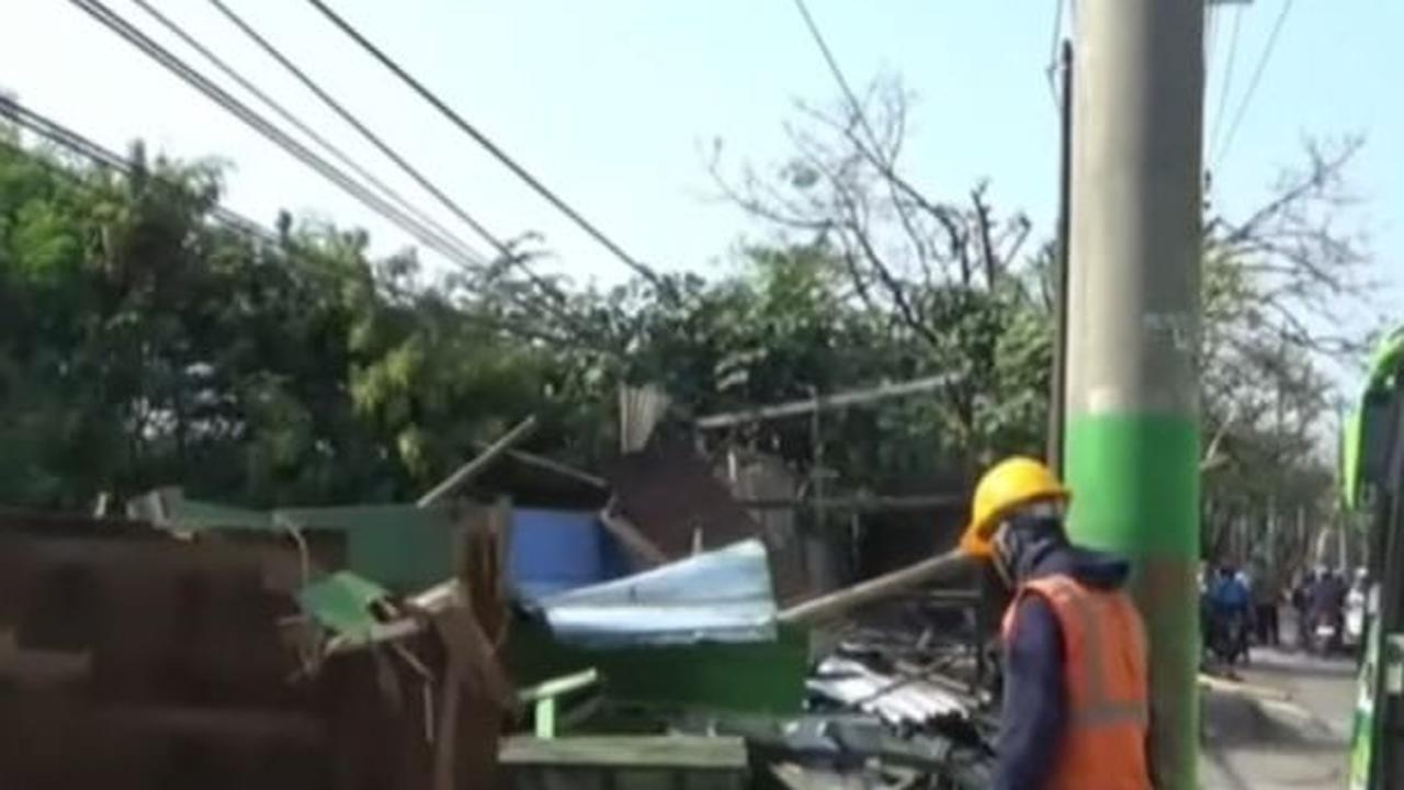 Pelebaran jalan Tol Semarang-Demak ditargetkan untuk selesai pada bulan Desember 2023 mendatang . 
(foto: youtube.com/liputan6)