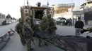 Tentara Inggris membawa mayat korban setelah serangan terhadap Kedubes Spanyol, Afganistan, Jumat (11/12/2015). Dalam peristiwa tersebut dua pengawal Kedutaan Besar Spanyol dan tujuh lainnya luka-luka (REUTERS/Mohammad Ismail)