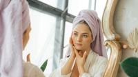 Ilustrasi perempuan mengaplikasikan skincare yang bagus untuk pemilik wajah berminyak dan kusam. Credit: pexels.com by Antoni Shkraba