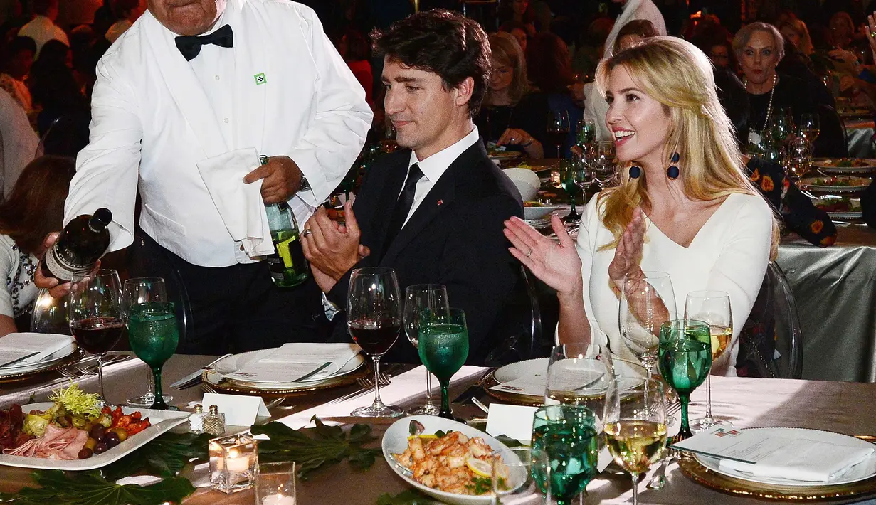Putri Presiden AS Donald Trump, Ivanka Trump bersama PM Kanada Justin Trudeau bertepuk tangan saat menghadiri Fortune Most Powerful Women Summit 2017 di Smithsonian American Art Museum di Washington, AS (10/10). (AP Photo / Sait Serkan Gurbuz)