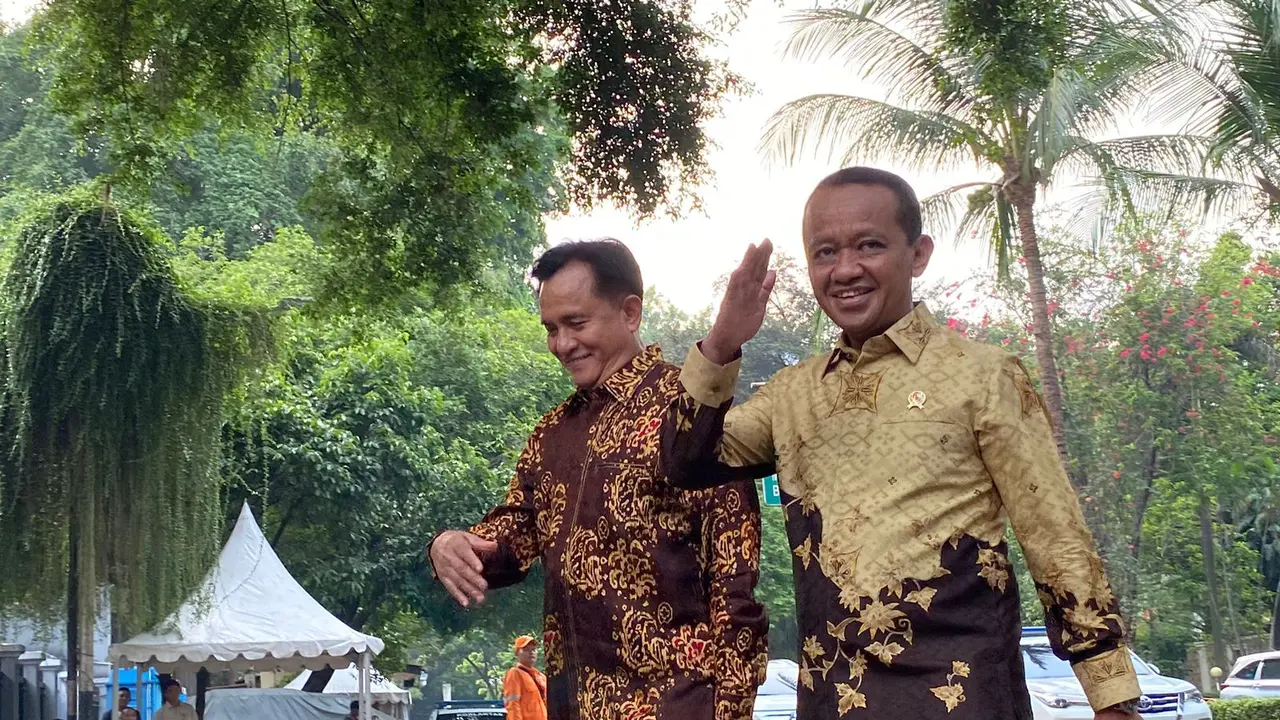 Ketua Umum DPP Partai Golkar Bahlil Lahadalia bersama Pakar Hukum Tata Negara Yusril Ihza Mahendra hadir di Kertanegara saat Prabowo Subianto memanggil calon menteri di kabinet mendatang.