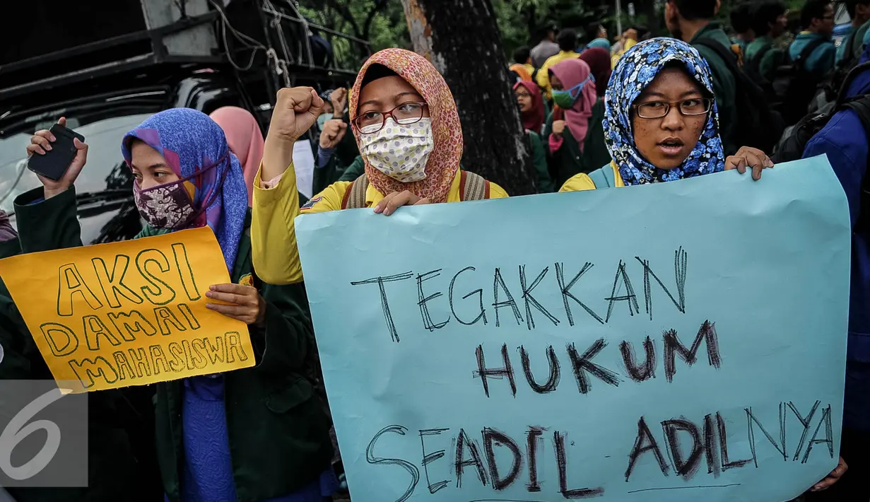 Sejumlah mahasiswi membawa poster saat melakukan aksi unjuk rasa di depan gedung Balaikota, Jakarta, Selasa (18/10). Mereka mengecam keras tindakan yang dilakukan Gubernur DKI Jakarta, Ahok terkait dugaan penistaan agama. (Liputan/Faizal Fanani)