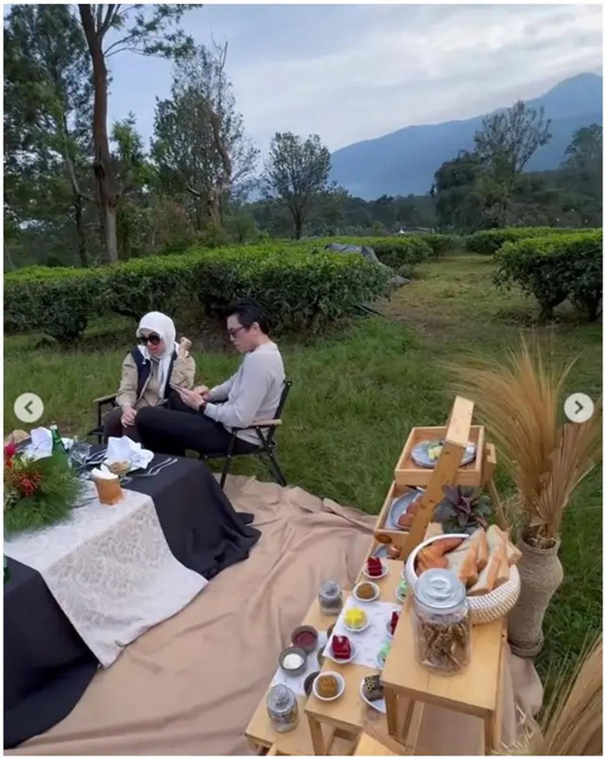 6 Potret Piknik Mewah Syahrini dan Reino Barack, Nikmati Sarapan di Kebun Teh
