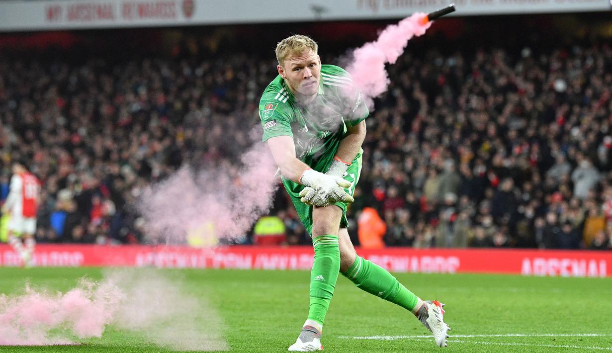 Aaron Ramsdale telah tampil gemilang dengan menyelamatkan 70% tembakan tepat sasaran yang dihadapinya di musim lalu. Pada musim ini, kiper Arsenal itu mampu bekembang dengan berhasil mencatatkan 77% penyelamatan, yang merupakan yang terbaik ketiga di Liga Inggris. (AFP/Justin Tallis)