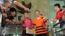 Badaruddin diperiksa sebagai tersangka kasus suap putusan terkait kasus tindak pidana korupsi penyalahgunaan honor Dewan Pembina Rumah Sakit Umum Daerah Bengkulu, Jakarta, Jumat (17/6). (Liputan6.com/Helmi Afandi)