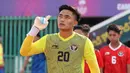 <p>Kiper Timnas Indonesia U-22, Ernando Ari Sutaryadi memasuki lapangan sebelum dimulainya laga Grup A SEA Games 2023 menghadapi Filipina di Olympic Stadium, Phnom Penh, Kamboja, Sabtu (29/4/2023). (Bola.com/Abdul Aziz)</p>