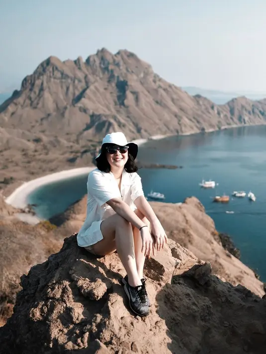 Menjadi seorang publik figur, Pricilla selalu tampil menarik. Penampilannya terlihat simpel namun tetap keren. Saat berlibur di Labuan Bajo ia tampil monokrom. Ia mengenakan setelan baju putih yang dipadukan dengan sepatu hitam. (Liputan6.com/IG/@agthpricilla)