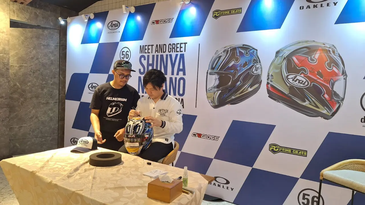 Berburu Tanda Tangan Shinya Nakano di Helm Arai RX7X Nakano Shuriken Gold Edisi Terbatas (Arief A/Liputan6.com)