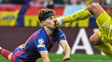 Laga perempat final Liga Champions antara Atletico Madrid dan Barcelona diwarnai insiden mengerikan yang melibatkan kiper Atletico, Juan Musso, dan pemain Barcelona, Fermin Lopez. (AFP/Javier Soriano)