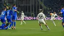 Bek AC Milan, Theo Hernandez (Belakang Kanan) melakukan tendangan bebas ke gawang Empoli selama pertandingan Liga Serie A Italia di Stadion Carlo Castellani di Empoli, Italia, Kamis (23/12/2021). AC Milan menang atas Torino 4-2. (AFP/Andreas Solaro)