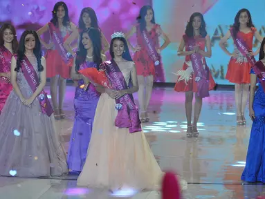 Mawar Eva De Jongh (tengah), finalis asal Medan berhasil menyingkirkan 19 finalis lainnya dengan menjadi Miss Celebrity Indonesia 2015 pada malam grand final yang digelar di Studio 6 Emtek City, Jakarta, Jumat (23/10) malam. (Liputan6.com/Herman Zakharia)