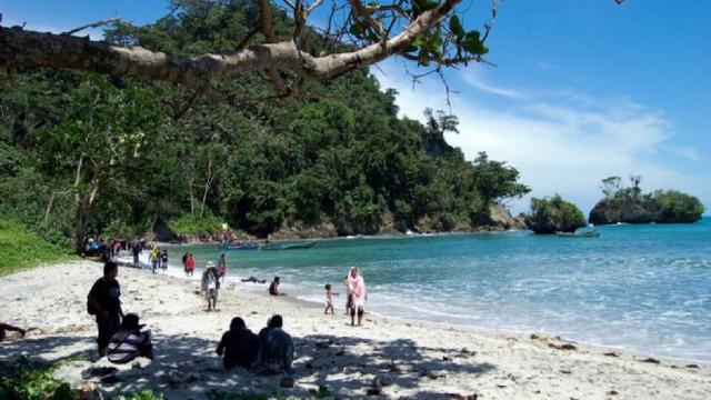 Terdapat puluhan objek wisata yang tersebar di sepanjang jalur Pantai Selatan Pulau Jawa.