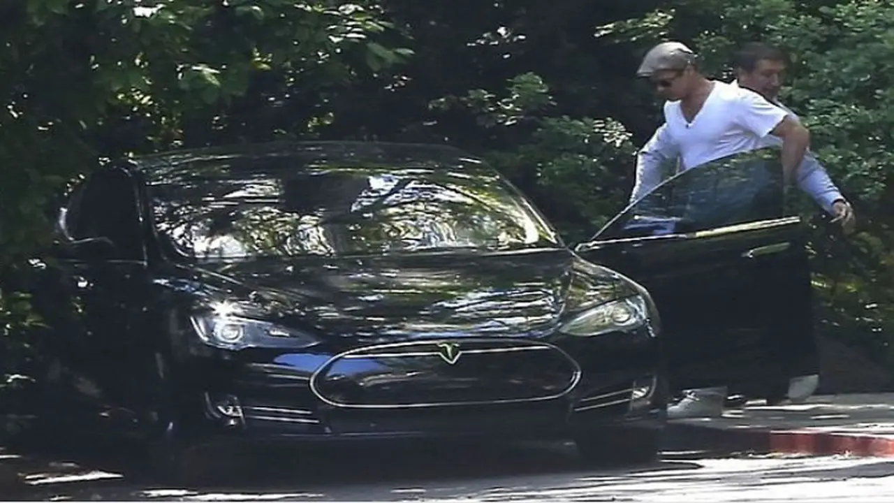 Mobil Tesla Brad Pitt