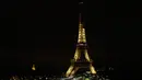Lampu Menara Eiffel di Paris dipadamkan sebagai penghormatan kepada korban serangan teroris di Masjid Bir el-Abd, Semenanjung Sinai, Mesir (24/11). Wali Kota Paris mengatakan, menara Eifel akan menjadi gelap pada tengah malam. (AFP Photo/Thomas Samson)