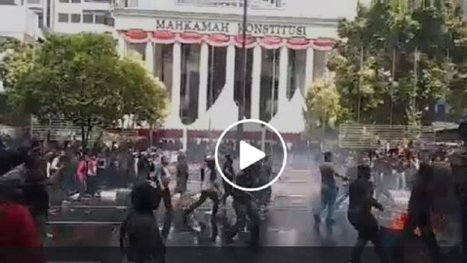 Cek Fakta - Screenshot video hoaks yang menyebut massa menyerbu Istana, kerusuhan pecah. (Facebook)