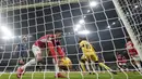 Pemain AC Milan, Tijjani Reijners memungut bola setelah pemain Inter Milan, Stefan de Vrij mencetak gol penyeimbang 1-1 dalam laga lanjutan Liga Italia 2024/2025 di San Siro, Milan, Italia, Senin (03/02/2025) WIB. (AP Photo/Antonio Calanni)