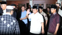 Ketum Gerindra Prabowo Subianto tiba melayat ke rumah duka Presiden RI ke-3 BJ Habibie di Patra Kuningan, Jakarta, Rabu (11/9/2019). BJ Habibie wafat pada hari Rabu (11/9) di usia 83 tahun dan akan dimakamkan pada hari Kamis di TMP Kalibata setelah salat Dzuhur. (Liputan6.com/Angga Yuniar)