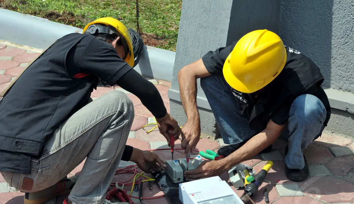 Beberapa teknisi PLN melakukan penyambungan baru di kawasan Jakarta Selatan, (7/8/2014). (Liputan6.com/Panji Diksana)
