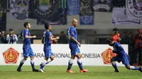 Pemain Persib Bandung, Sergio Van Dijk (2kanan) merayakan golnya ke gawang PS TNI di Stadion Pakansari, Bogor, Minggu (21/8/2016). (Bola.com/Nicklas Hanoatubun)