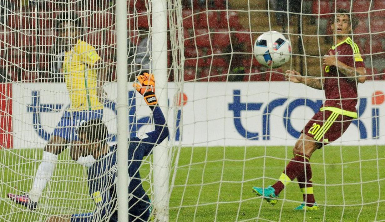Pemain Brasil, Willian, mencetak gol kedua ke gawang Venezuela dalam laga Kualifikasi Piala Dunia 2018 zona Amerika Selatan di Metropolitano Stadium, Merida, Rabu (12/10/2016) WIB. (Reuters/Marco Bello)