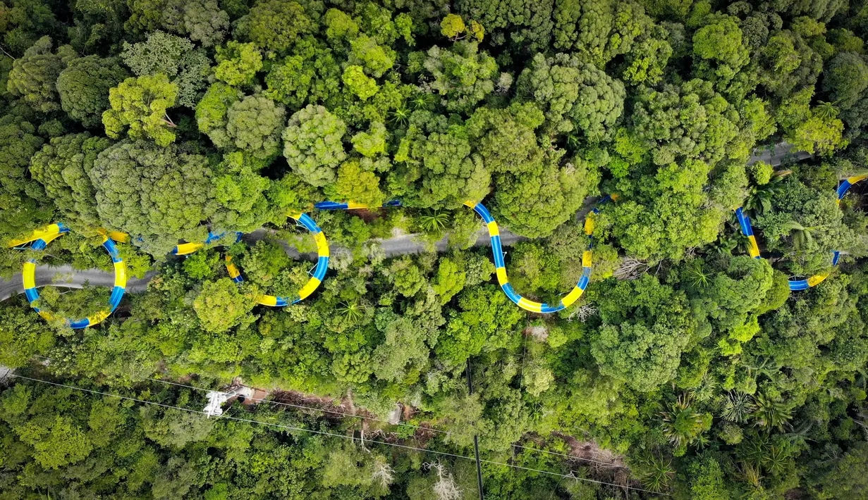 Foto udara memperlihatkan perosotan air terpanjang di dunia di Escape theme park di Teluk Bahang, Malaysia (25/9/2019). Salah satu perosotan air terpanjang di dunia ini diresmikan pada tanggal 25 September. (AFP Photo/Sim Leisure Group Ltd.)