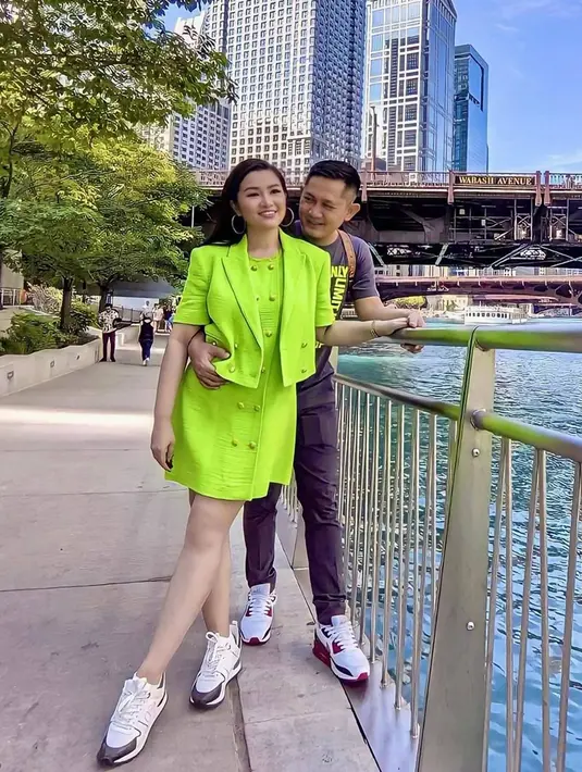 Saat berada di New York, keduanya pun abadikan momen mesra bersama. Jadi pasangan suami istri selama tujuh tahun, keduanya pun tampil kompak. Banyak para penggemar pun doakan agar keduanya segera diberi momongan. (Liputan6.com/IG/fitricarlina)