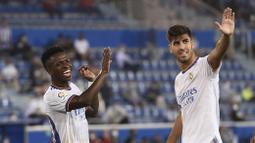 10. Marco Asensio (kanan) nampaknya tidak akan meninggalkan Real Madrid dalam waktu dekat ini. Asensio sendiri tampil reguler untuk tim asuhan Carlo Ancelotti pada musim lalu. Dia membuat 42 penampilan di semua kompetisi dengan menyumbang 12 gol dan dua assist. Sekarang, pendapatan di Madrid mencapai 189 ribu Euro per pekan atau 2,9 miliar rupiah. (AFP/Josep Lago)