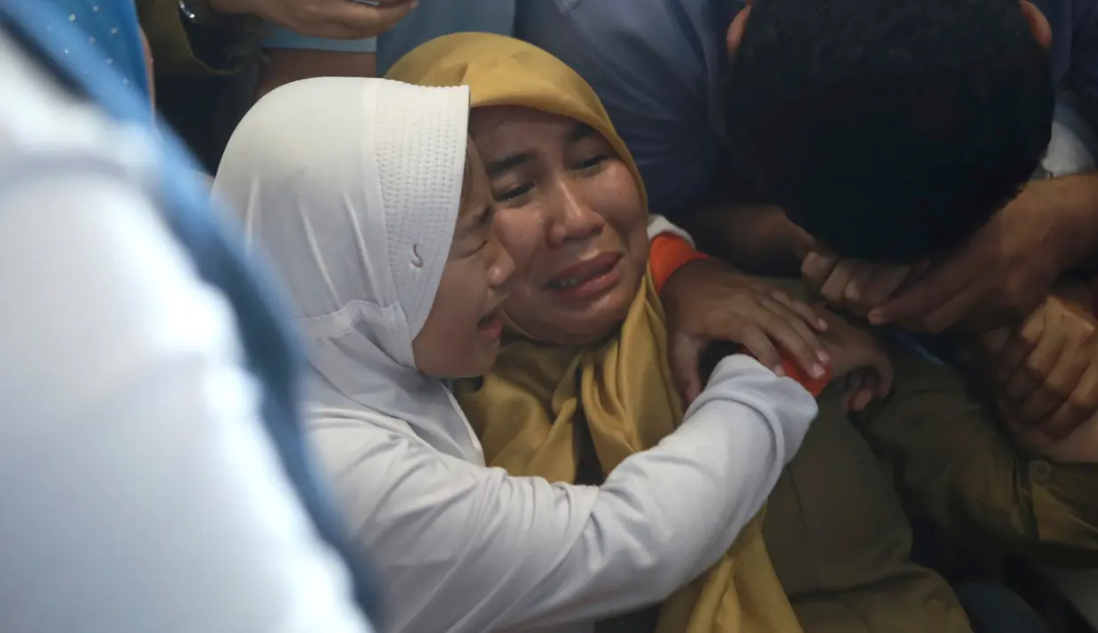 Keluarga korban jatuhnya pesawat Lion Air JT-610 rute Jakarta-Pangkalpinang berada di ruang kedatangan Bandara Pangkalpinang, Bangka Belitung, Senin (29/10). Kesedihan dan kecemasan mewarnai raut wajah para kerabat dan anggota keluarga. (AP Photo)