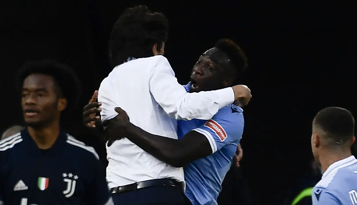 Striker Lazio, Felipe Caicedo, merayakan gol bersama pelatih Simone Inzaghi di masa injury time saat menghadapi Juventus dalam lanjutan Liga Italia Serie A di Stadion Olimpico, Roma, Minggu (8/11/2020). Lazio bermain imbang 1-1 dengan Juventus. (AFP/Filippo Monteforte).