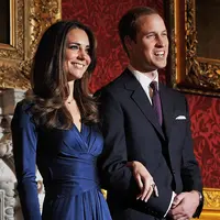 Pangeran William dan Kate Middleton berpose selama sesi pemotretan untuk menandai pertunangan mereka di State Rooms of St James's Palace, London, Inggris, 16 November 2010. (BEN STANSALL/AFP)
