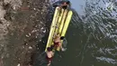 Anak-anak berenang menggunakan batang pohon pisang di bantaran Sungai Ciliwung, Jakarta, Selasa (15/5). Kurangnya pengawasan menyebabkan anak-anak tersebut bermain tidak pada tempatnya. (Liputan6.com/Immanuel Antonius)