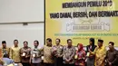 Ketum DPP Golkar Airlangga Hartarto bersama pengisi materi seminar foto bersama  saat pembukaan seminar kebangsaan dengan tema "Mewujudkan Pemilu 2019 yang Damai, Bersih, dan Bermartabat" di Jakarta, Senin (15/10).  (Liputan6.com/Johan Tallo)