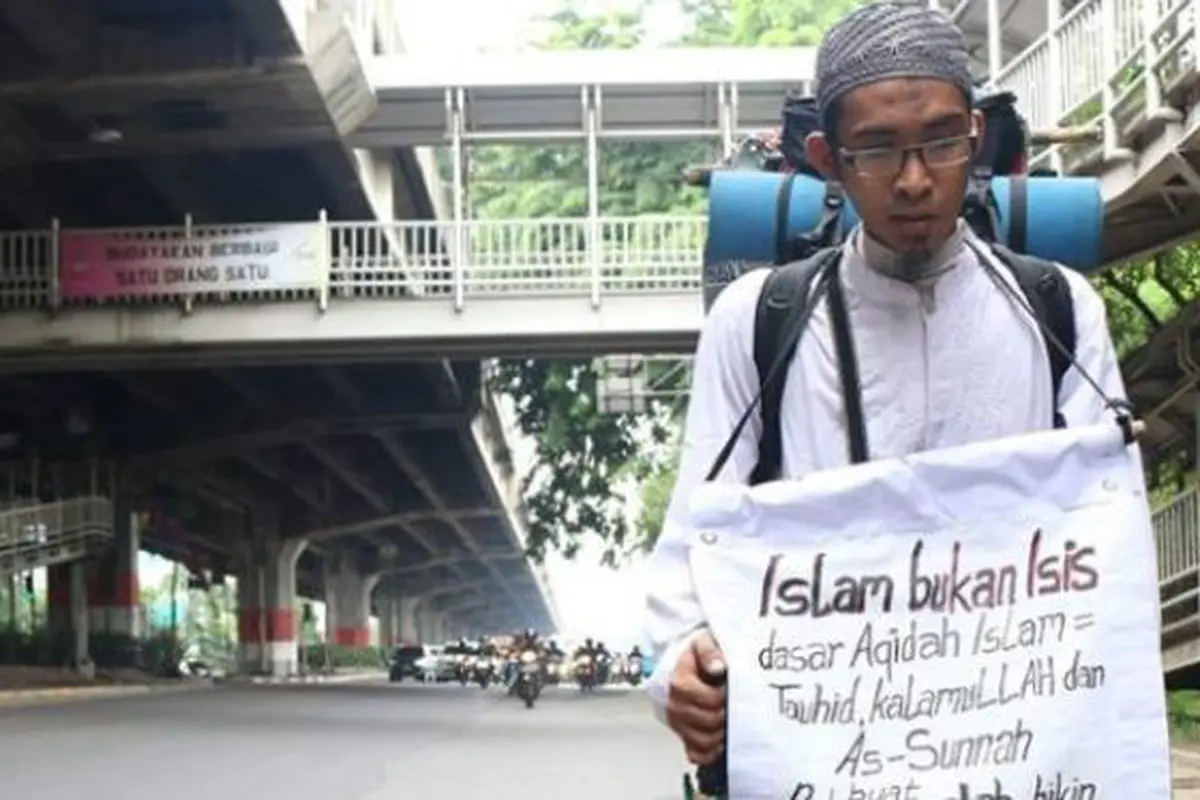 Pemuda Bekasi Jalan Kaki untuk Serukan Islam Bukan ISIS