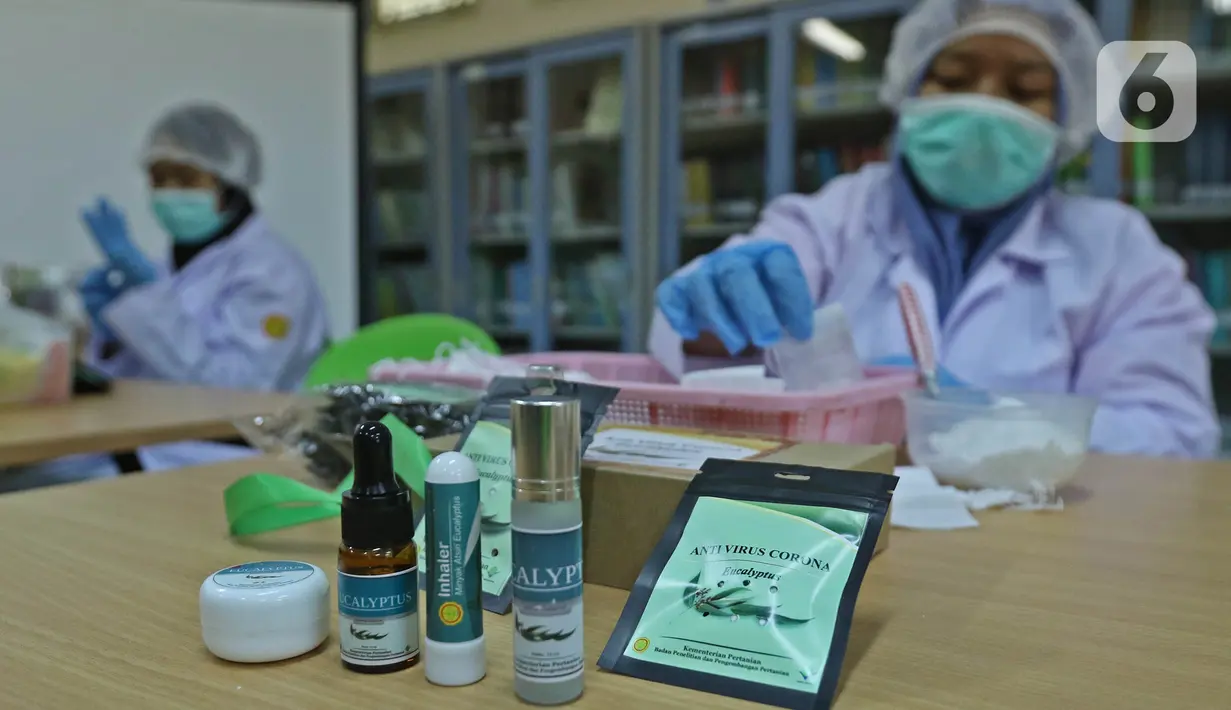 Sejumlah produk berbahan eucalyptus terlihat di balai penelitian dan pengembangan Kementan, Bogor, Jawa Barat, Selasa (7/7/2020). Selain kalung, Kementan juga meluncurkan produk berbahan eucalyptus yang lain, yakni inhaler, roll on, salep, balsem, dan defuser. (Liputan6.com/Herman Zakharia)