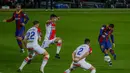 Penyerang Barcelona, Lionel Messi menembak bola ke gawang Deportivo Alaves pada pertandinga La Liga Spanyol di stadion Camp Nou, Spanyol, Minggu (14/2/2021). Barcelona kini berada diuruta kedua dengan 46 angka. (AP Photo/Joan Monfort)