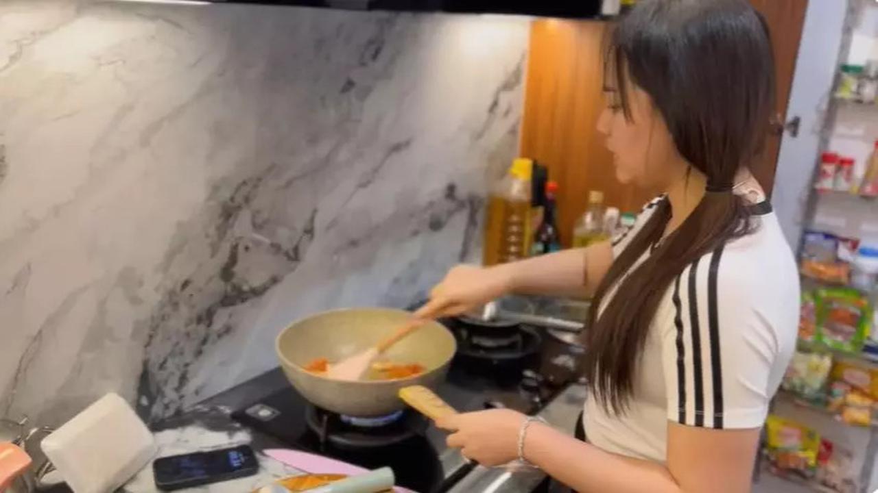 Potret Dapur Happy Asmara Bergaya Modern dengan Granit Nuansa Abu-abu, Sentuhan Kayu Hadirkan Kesan Homey