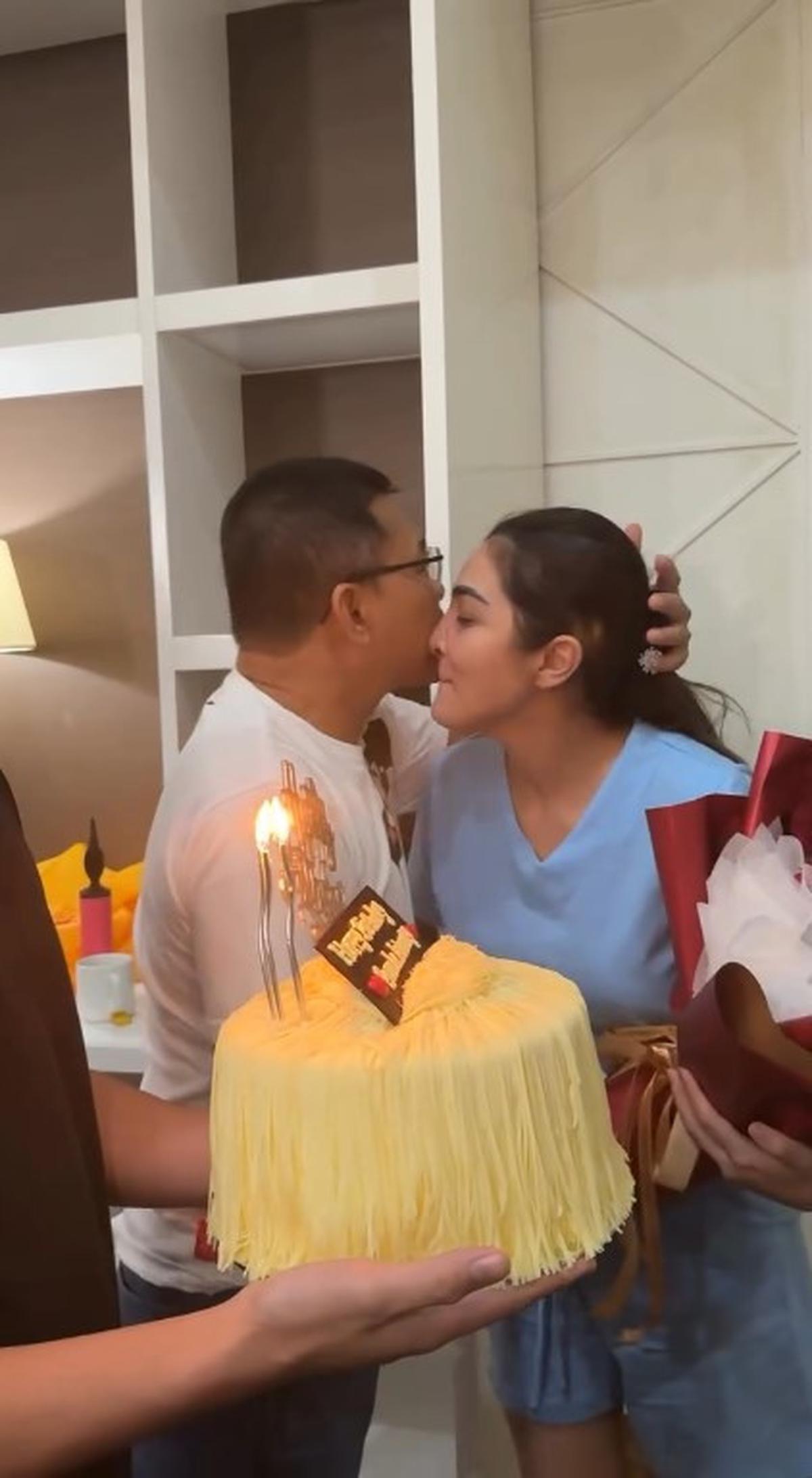 Surprise Ultah ke-41 Ashanty dari Anang Hermansyah dan Azriel, Raut Wajah Bahagia Banget