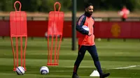 Pelatih kepala Manchester United asal Portugal, Ruben Amorim, memimpin sesi latihan tim di Kompleks Latihan Carrington di Manchester, Inggris barat laut, pada 14 Mei 2025 dalam sesi media menjelang final Liga Europa UEFA melawan Tottenham Hotspur. Final Liga Europa UEFA akan berlangsung pada 21 Mei di Bilbao. (Oli SCARFF/AFP)