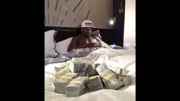 Floyd Mayweather memposting foto yang berpose dengan sebagian uang miliknya. (instagram.com/floydmayweather)