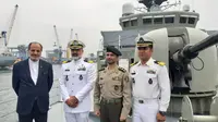 Dubes Iran Mohammad Azad (paling kiri) bersama perwira militer negaranya di atas Kapal Iris Dena di Pelabuhan Tanjung Priok. Dok: Tommy Kurnia/Liputan6.com