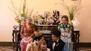 Nong Poy memadukan gaun pengantinnya dengan kain emas batik. Harper’s Bazaar mendeskripsikannya sebagai motif Jawa yang digunakan keluarga kerajaan atau keraton pada masa lalu. [@niyadarweddinganswer]