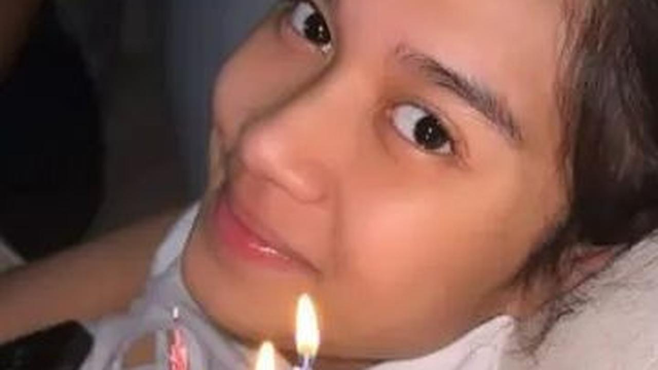 Ini potret Azizah Salsha yang tersenyum bahagia setelah menerima kejutan ulang tahunnya yang ke-20 dari sang suami.