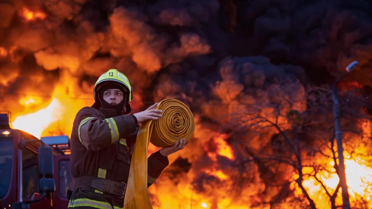 FOTO: Serangan Rusia Picu Kebakaran Hebat  dan Korban Jiwa di Kyiv