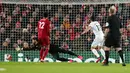 Pemain West Ham Pablo Fornals (kedua kanan) mencetak gol ke gawang Liverpool pada pertandingan Liga Inggris di Stadion Anfield, Liverpool, Inggris, Senin (24/2/2020). Liverpool mengalahkan West Ham dengan skor 3-2. (AP Photo/Jon Super)