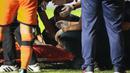 Pemain berusia 20 tahun itu langsung tumbang. Tim medis Persiraja Banda Aceh berusaha mengurangi rasa sakit yang dialami sang pemain dengan mengangkat bagian perut Ramadhan. (Bola.com/Bagaskara Lazuardi)