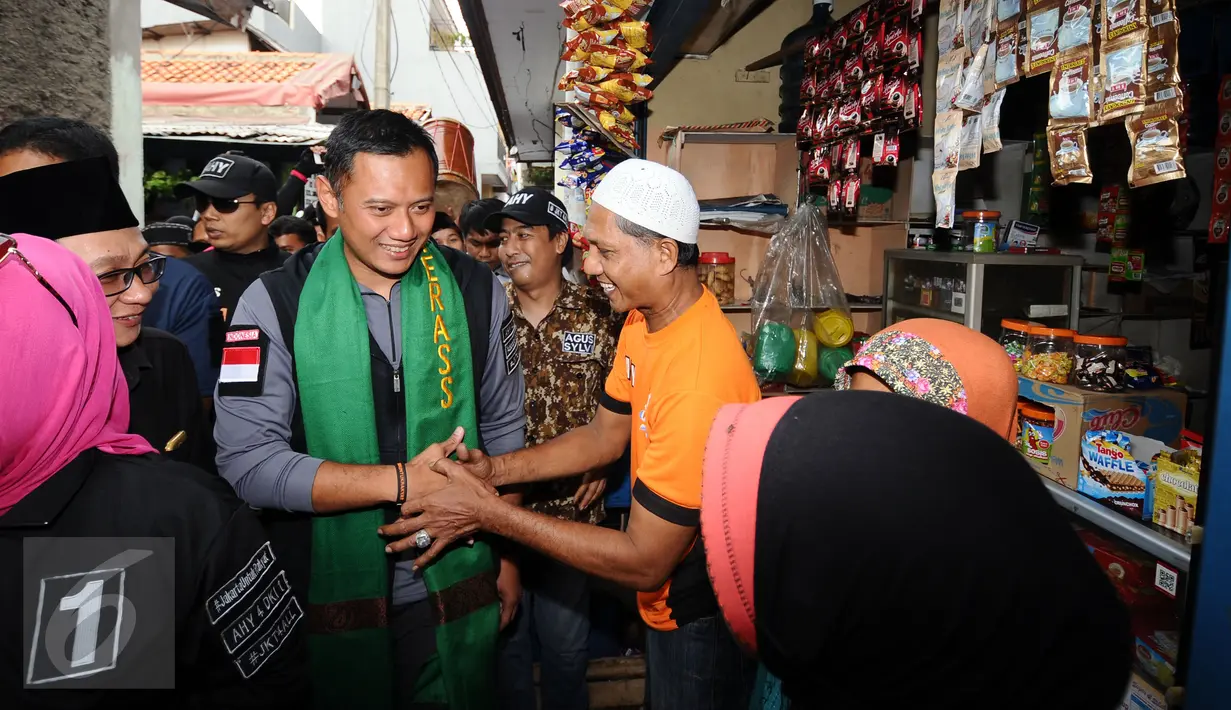 Cagub DKI Jakarta, Agus Harimurti Yudhoyono (kiri) menyalami warga saat sosialisasi di Sukabumi Selatan, Jakarta, Kamis (5/1). Agus juga menyapa warga di beberapa Rt dan Rw di Kelurahan Sukabumi Selatan. (Liputan6.com/Helmi Fithriansyah)