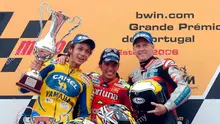 Toni Elias (tengah), membuat kejutan dengan mengalahkan Valentino Rossi (kiri) dan Kenny Roberts Jr. untuk memenangi balapan MotoGP Portugal di Sirkuit Estoril pada 2006. (alamy.com)